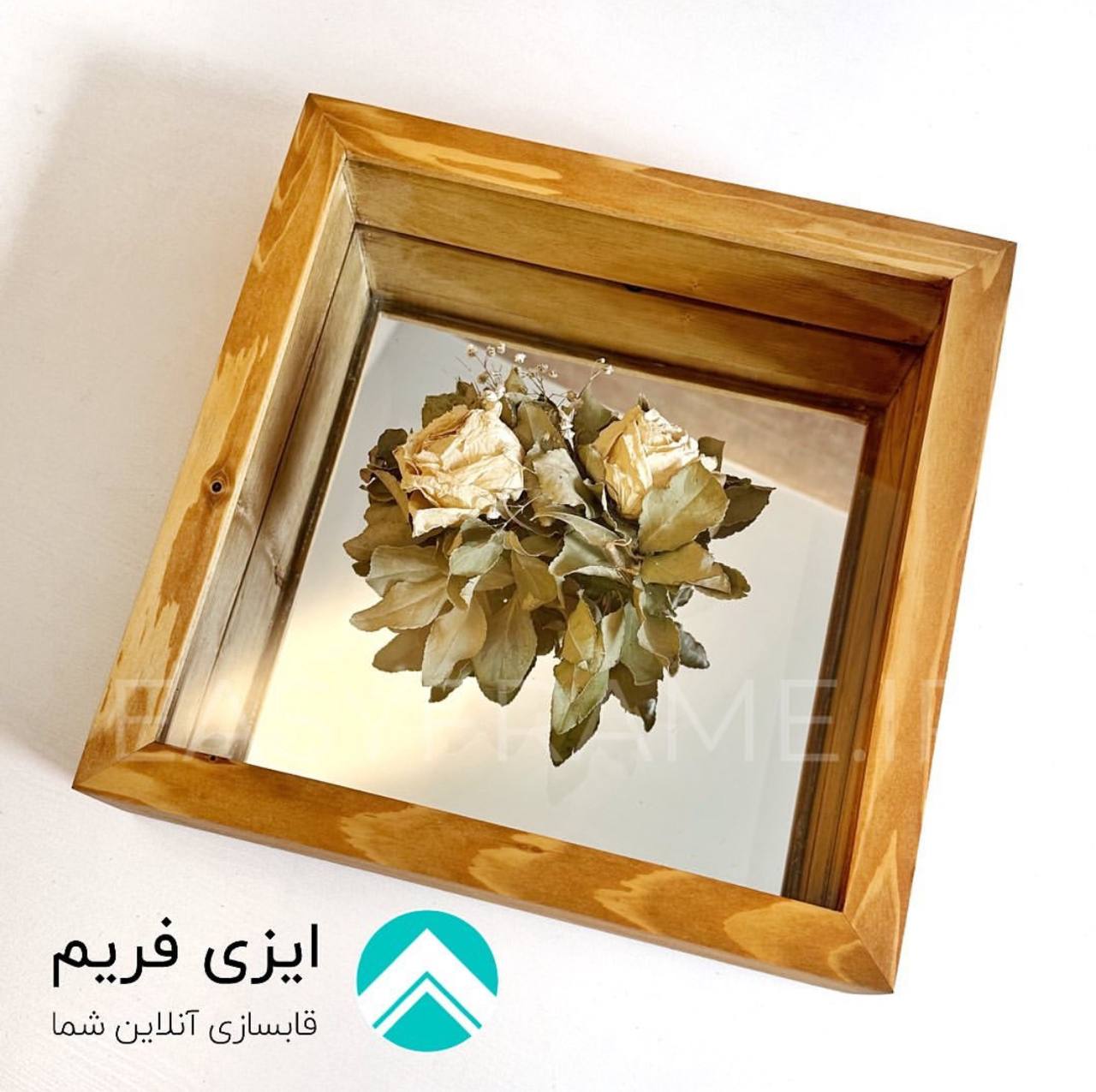 قاب چوبی و گل و آینه