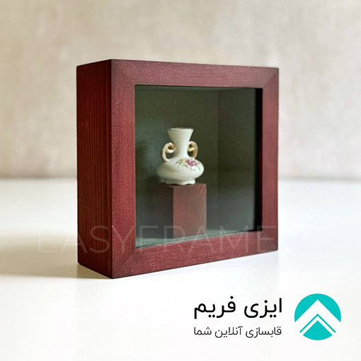 قاب چوبی و گلسرخی کوچک